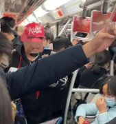 上海地铁回应男子不戴口罩唱歌,旁边