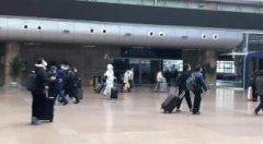 北京西站旅客戴N95 不少人穿防护服